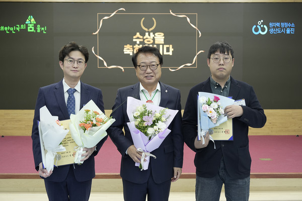 민원행정 친절처리 우수공무원(사진 왼쪽 죽변면 김민수 주무관  오른쪽 평해읍 김상엽 주무관)