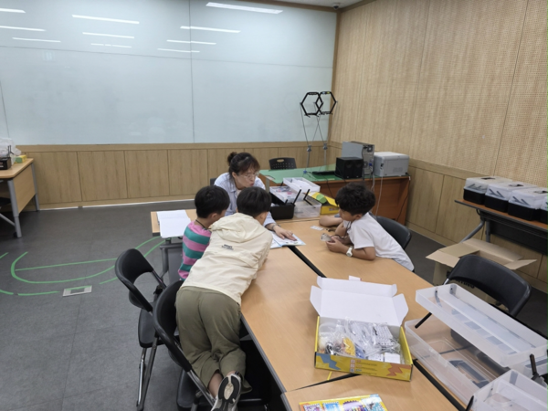 울진과학체험관은 유치원생, 초등학생 대상 과학체험교실을 운영한다.