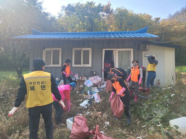 우리동네 재능부자들이 지난 11월 5일 북면 지역의 한 독거노인 집에 방문하여 주거청결 봉사활동을 전개했다.